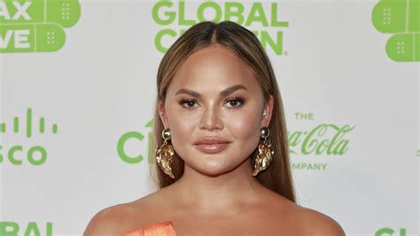 Chrissy Teigen shared a fully nude selfie showing fans her ...